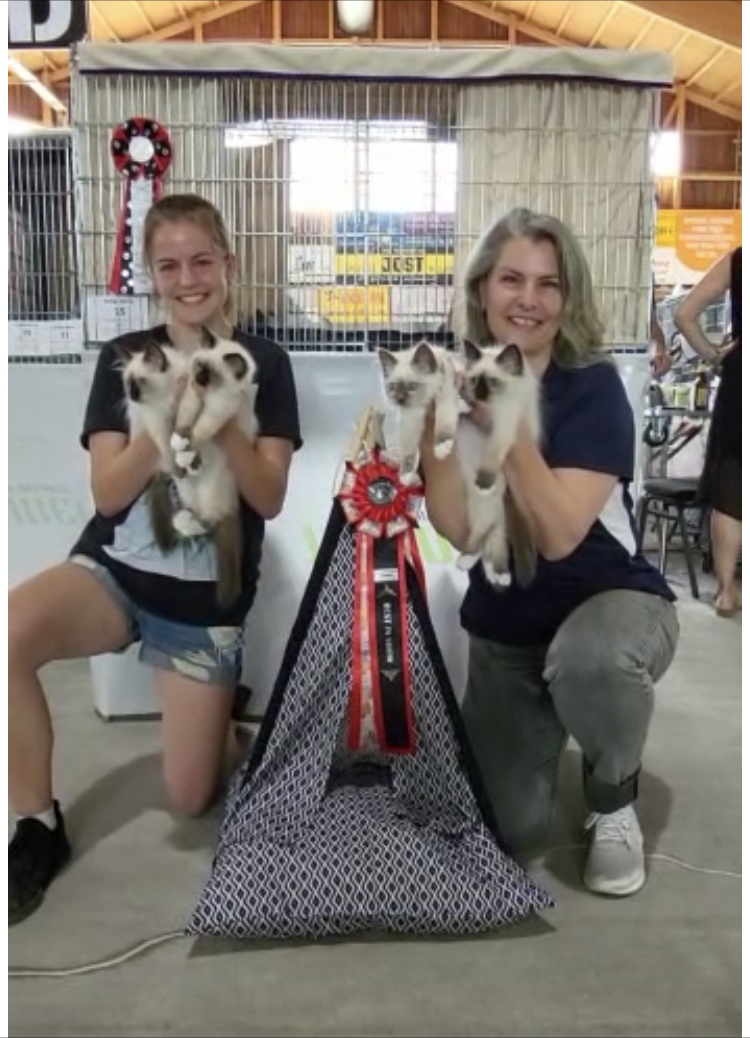 Corinne und Nina von Cornia Cats an der Ausstellung
